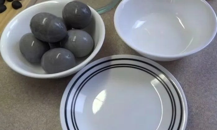 Cho tất cả trứng vào tô lớn tiếp tục ngâm trong nước việt quất khoảng 2 giờ đồng hồ. (Nguồn: Kênh YouTube yoyomax12 - the diet free zone)