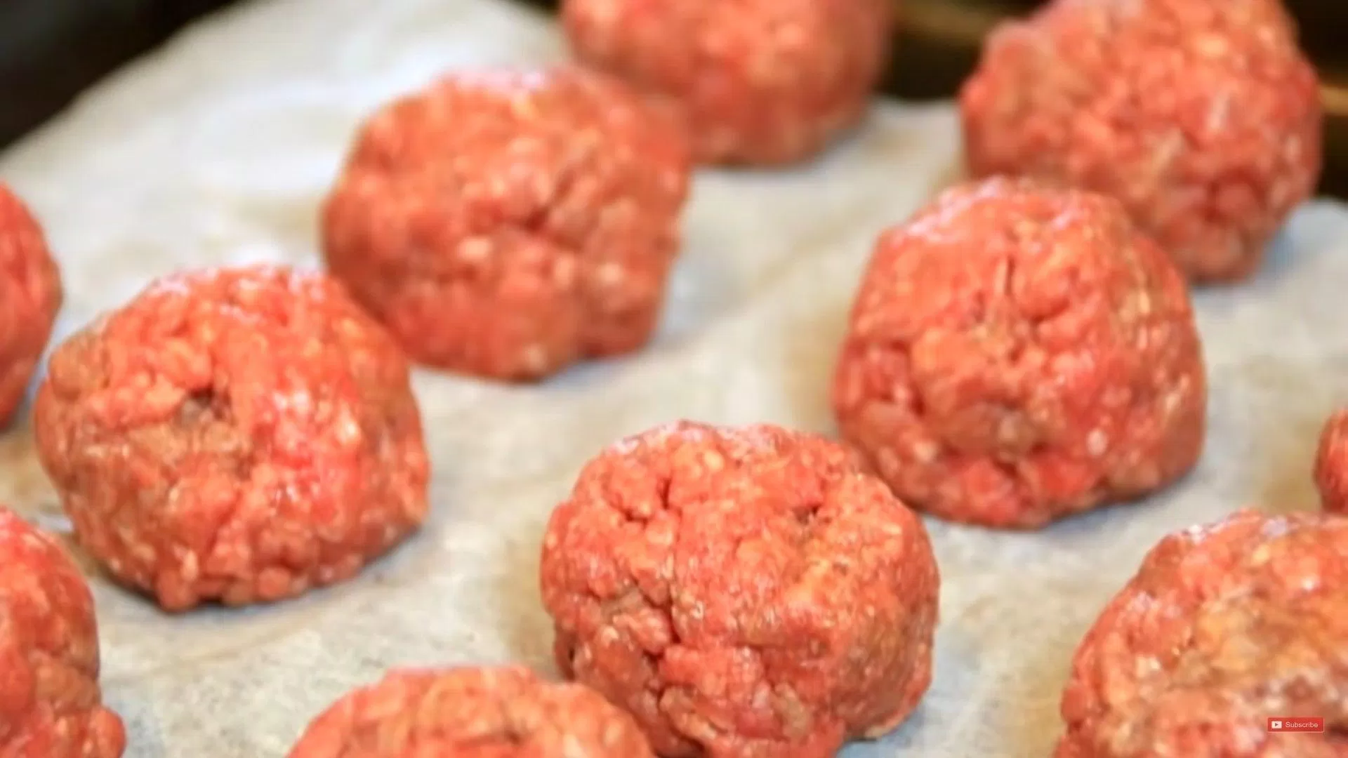 Nắn thịt thành những viên tròn đều nhau. (Nguồn: TheCooknShare) Nắn thịt thành những viên tròn đều nhau. (Nguồn: TheCooknShare)