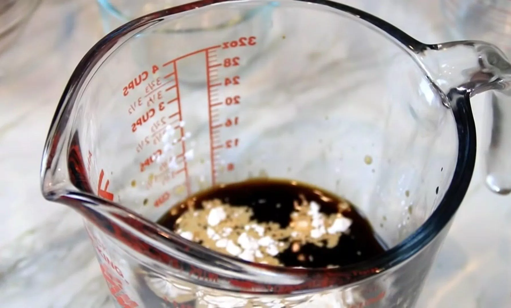 Cho hỗn hợp gia vị vào ca đo lường đế biến nước sốt Teriyaki. (Nguồn: TheCooknShare) Cho hỗn hợp gia vị vào ca đo lường đế biến nước sốt Teriyaki. (Nguồn: TheCooknShare)