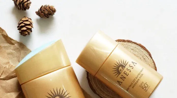 Sữa chống nắng Anessa Perfect UV Sunscreen Skincare Milk là một sản phẩm sữa chống nắng vật lý lai hóa học (Nguồn: loveat1stshine).