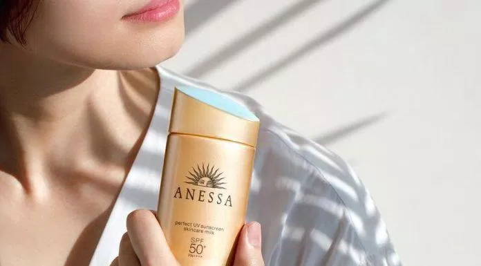 Sữa chống nắng Anessa Perfect UV Sunscreen Skincare Milk chứa những thành phần dưỡng ẩm dịu nhẹ, giúp trung hòa với thành phần cồn trong sản phẩm (Nguồn: Internet).