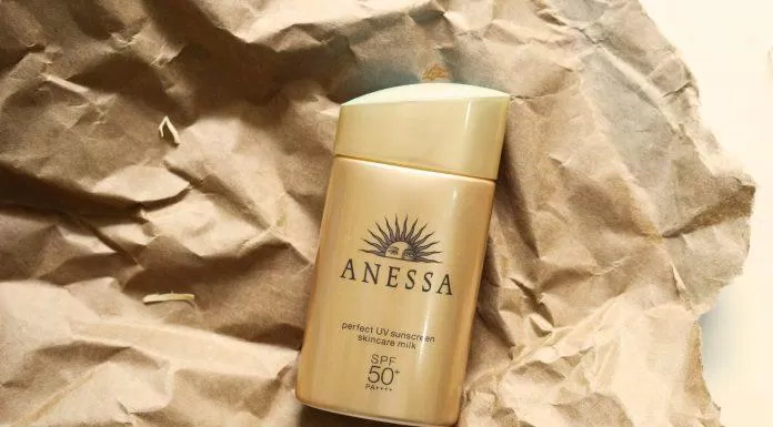 Sữa chống nắng Anessa Perfect UV Sunscreen Skincare Milk có thiết kế chai hình chữ nhật màu vàng đồng, vỏ cứng cáp và cầm khá chắc tay (Nguồn: Loveat1stshine).