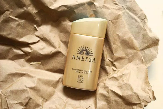Sữa chống nắng Anessa Perfect UV Sunscreen Skincare Milk có thiết kế chai hình chữ nhật màu vàng đồng, vỏ cứng cáp và cầm khá chắc tay (Nguồn: Loveat1stshine).