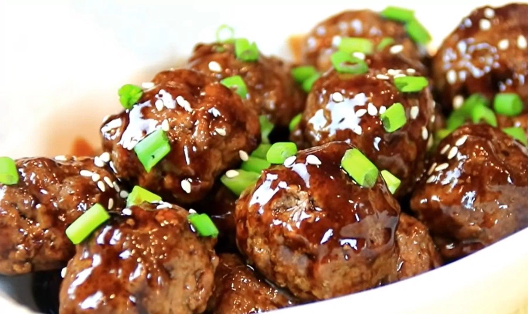 Rắc thêm hành lá cắt nhuyễn và mè trắng rang cho món ăn thêm hấp dẫn. (Nguồn: TheCooknShare) Rắc thêm hành lá cắt nhuyễn và mè trắng rang cho món ăn thêm hấp dẫn. (Nguồn: TheCooknShare)