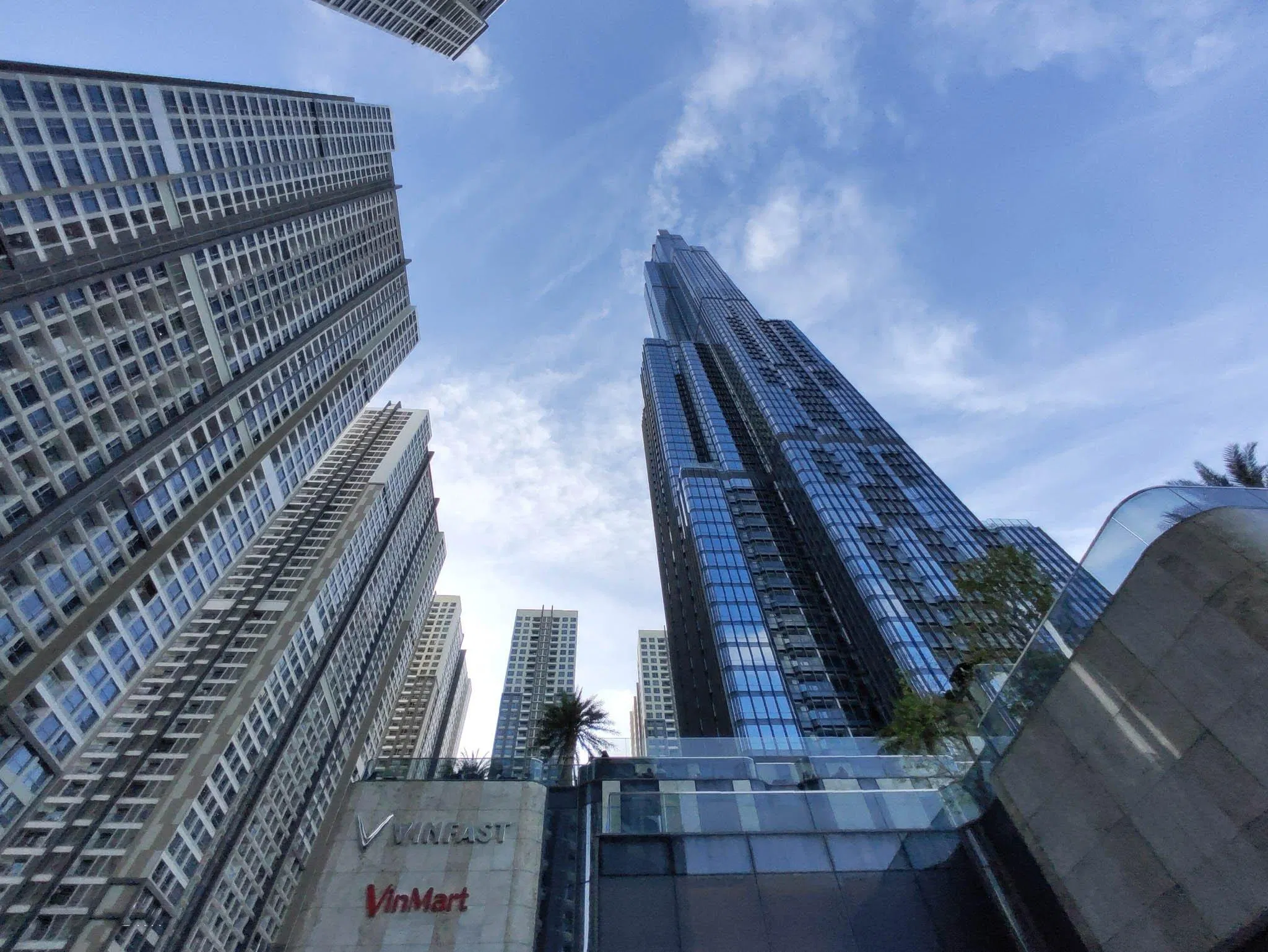 Camera góc siêu rộng thu được nhiều chi tiết hơn. (Nguồn: Internet)