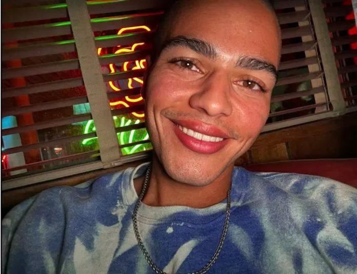Ảnh selfie trong tối không dùng đèn flash. (Nguồn: Internet)