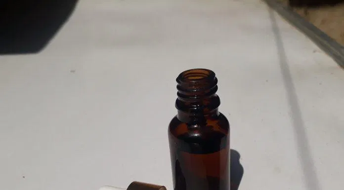 Tinh chất NARGUERITE Perfect Care có đầu lấy dạng dropper thủy tinh trong suốt, mỏng (ảnh: BlogAnChoi).