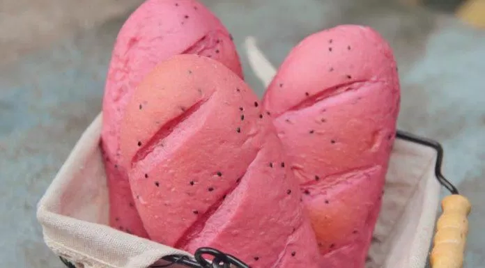 Bánh mì thanh long đỏ. (Ảnh: Internet)