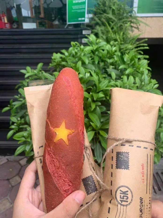 Bánh mì quốc kì được bọc trong giấy báo và buộc dây gai bảo vệ môi trường. (Ảnh: Internet)