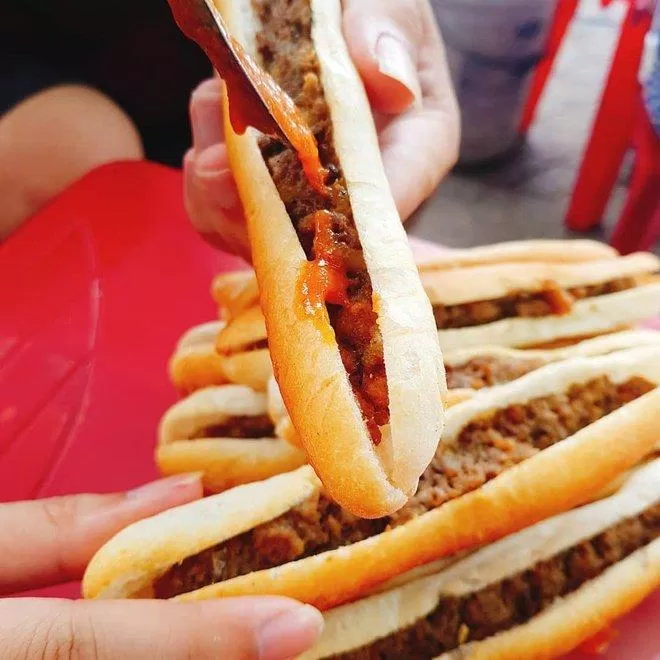 Bánh mì que chỉ có nhân pate. (Ảnh: Internet)