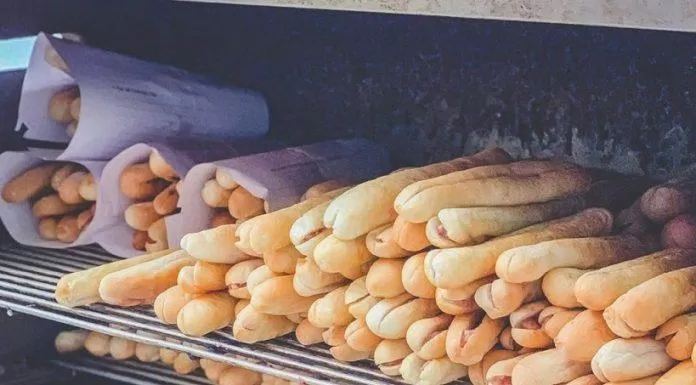 Hình ảnh những chiếc bánh mì que xếp tầng khiến người con Hải Phòng nhớ tha thiết. (Ảnh: Internet)