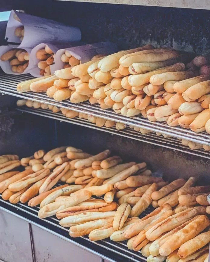 Hình ảnh những chiếc bánh mì que xếp tầng khiến người con Hải Phòng nhớ tha thiết. (Ảnh: Internet)