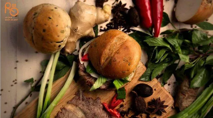 Bánh mì phở có hình dạng tròn giống bánh hamberger hơn. (Ảnh: Internet)