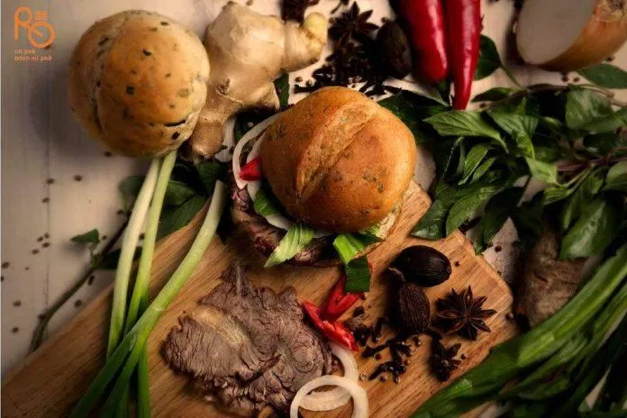 Bánh mì phở có hình dạng tròn giống bánh hamberger hơn. (Ảnh: Internet)