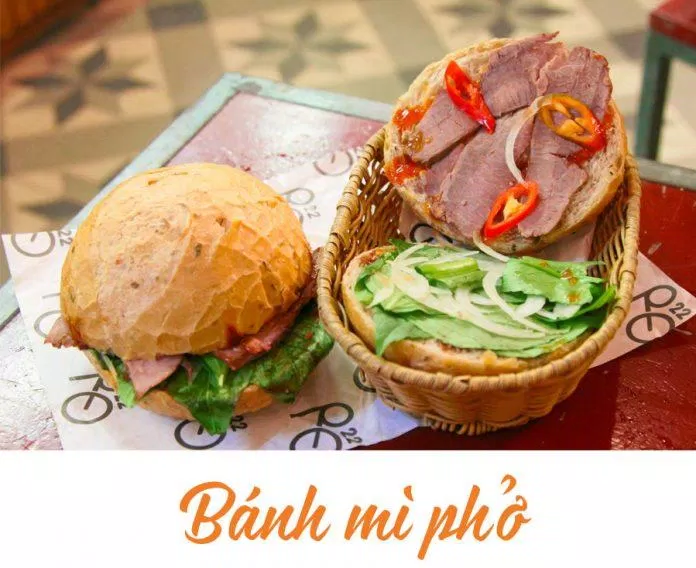 Nhân bánh là nạm bò nấu mềm thái lát, rau mùi, ngò, húng quế, hành tây và ớt. (Ảnh: Internet)