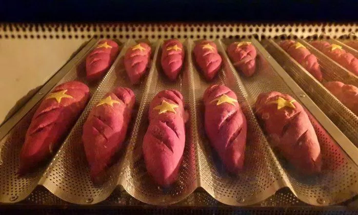Những chiếc bánh mì quốc kỳ sẵn sàng lên đường phục vụ tổ quốc, phục vụ nhân dân. (Ảnh: Internet)
