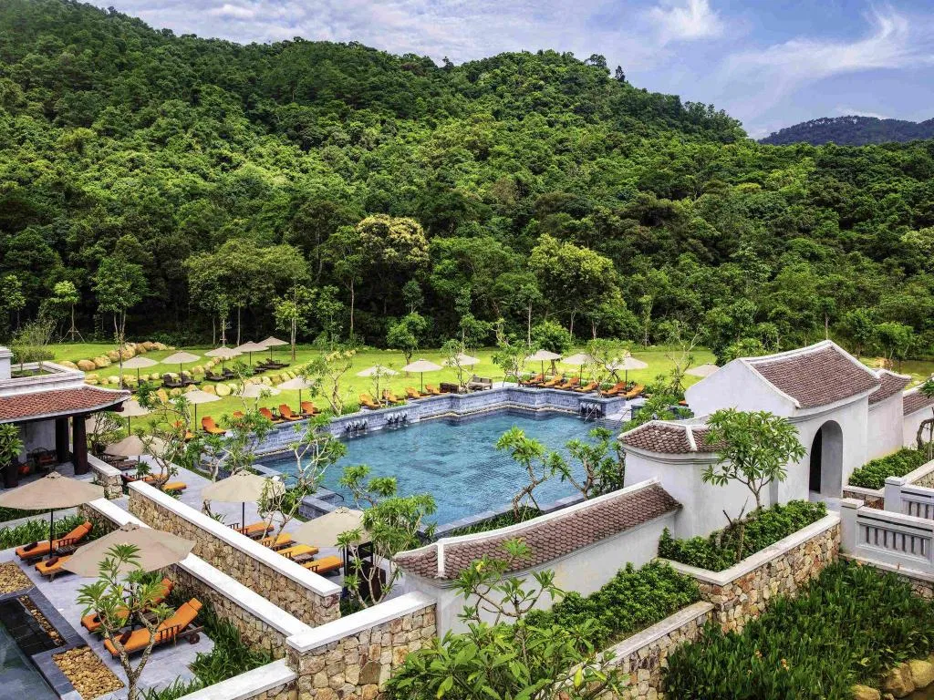 Bể bơi ngoài trời, có cả nước ấm cho những ngày lạnh ( nguồn internet )