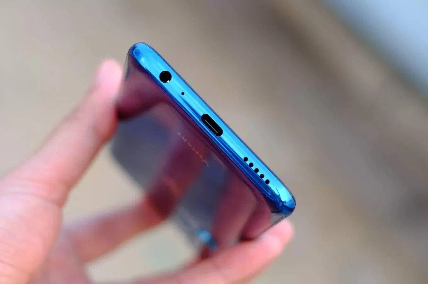 Cạnh dưới Vsmart Live. (Nguồn: Internet)