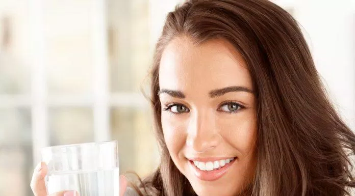 Uống đủ nước giúp tóc khỏe mạnh (Ảnh: Internet)