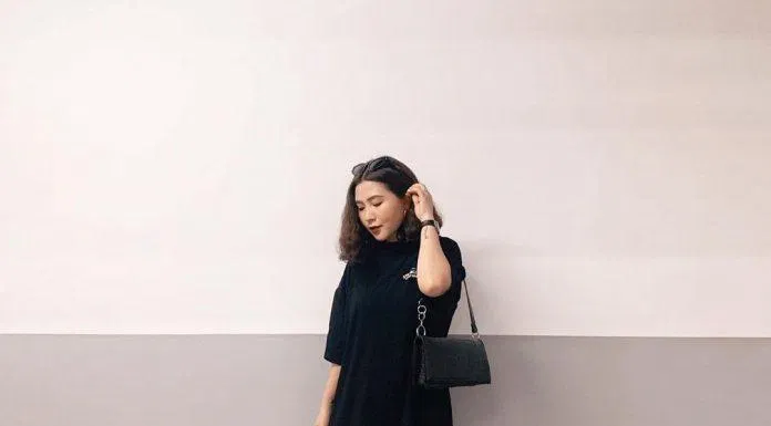 Với cách mix này trông bạn sẽ có phần nhẹ nhàng hơn những chiếc váy ngắn (Nguồn: Internet) Với cách mix này trông bạn sẽ có phần nhẹ nhàng hơn những chiếc váy ngắn (Nguồn: Internet)