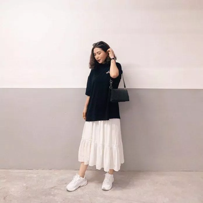 Với cách mix này trông bạn sẽ có phần nhẹ nhàng hơn những chiếc váy ngắn (Nguồn: Internet) Với cách mix này trông bạn sẽ có phần nhẹ nhàng hơn những chiếc váy ngắn (Nguồn: Internet)