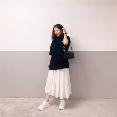 Với cách mix này trông bạn sẽ có phần nhẹ nhàng hơn những chiếc váy ngắn (Nguồn: Internet) Với cách mix này trông bạn sẽ có phần nhẹ nhàng hơn những chiếc váy ngắn (Nguồn: Internet)