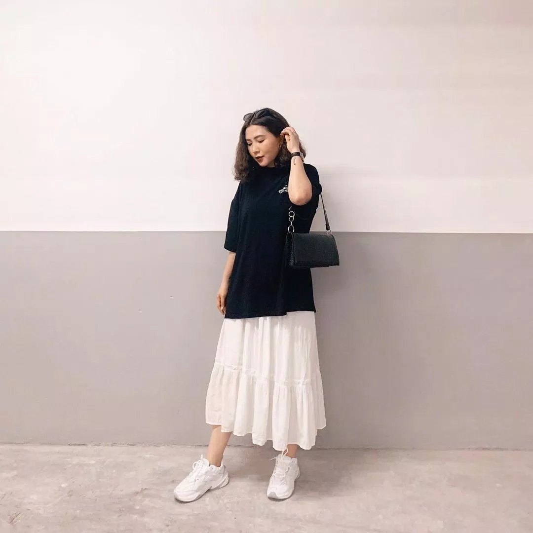 Với cách mix này trông bạn sẽ có phần nhẹ nhàng hơn những chiếc váy ngắn (Nguồn: Internet) Với cách mix này trông bạn sẽ có phần nhẹ nhàng hơn những chiếc váy ngắn (Nguồn: Internet)