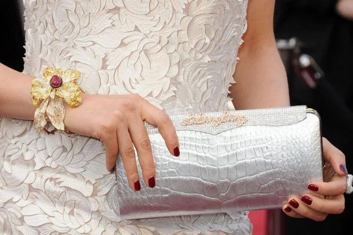 Cleopatra Clutch - 250.000 USD khoảng 5.7 tỷ VND (Nguồn : Internet).