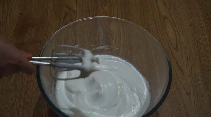 Đánh bông lòng trắng trứng với muối, đường và cream of tartar (Nguồn: Daisy Kitchen)