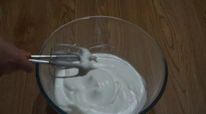 Đánh bông lòng trắng trứng với muối, đường và cream of tartar (Nguồn: Daisy Kitchen)
