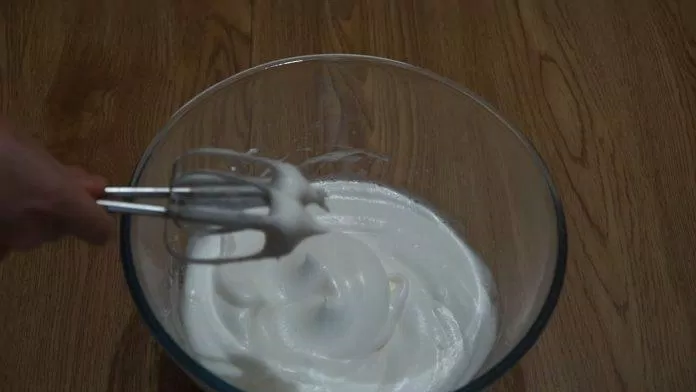 Đánh bông lòng trắng trứng với muối, đường và cream of tartar (Nguồn: Daisy Kitchen)