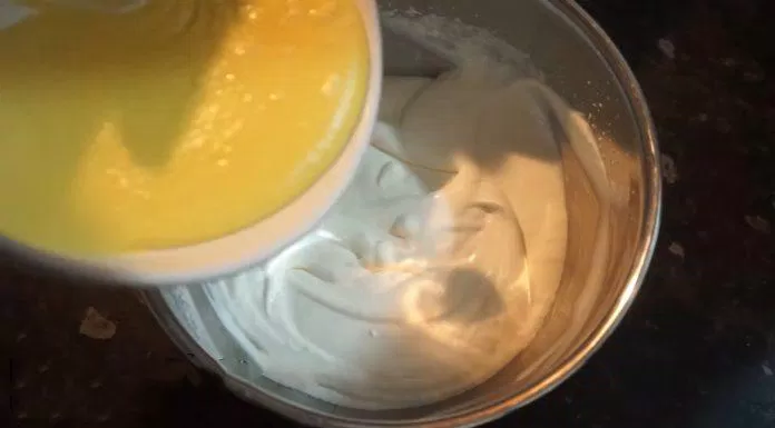 Đánh bông whipping cream cùng hỗn hợp sữa bắp (Nguồn: Daisy Kitchen)