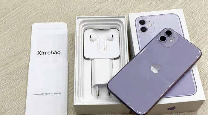 Mở hộp iPhone 11 (Nguồn: internet)
