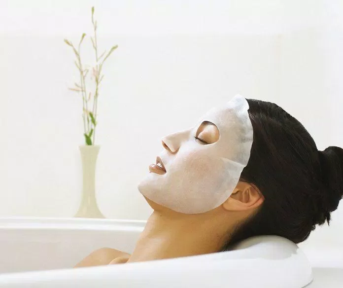 Tranh thủ đắp mặt nạ trong khi tắm giúp dưỡng chất nhanh chóng thẩm thấu vào da (Ảnh: Internet) Tranh thủ đắp mặt nạ trong khi tắm giúp dưỡng chất nhanh chóng thẩm thấu vào da (Ảnh: Internet)