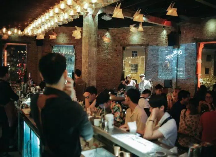 Hé lộ 5 quán bar yên tĩnh giữa trung tâm Sài Gòn Không có gì tuyệt vời bằng việc thưởng thức những ly thức uống được pha chế bởi những bartender hàng đầu Sài Gòn và một không gian đẹp, lý tưởng chữa lành tâm hồn. (Ảnh: Internet)