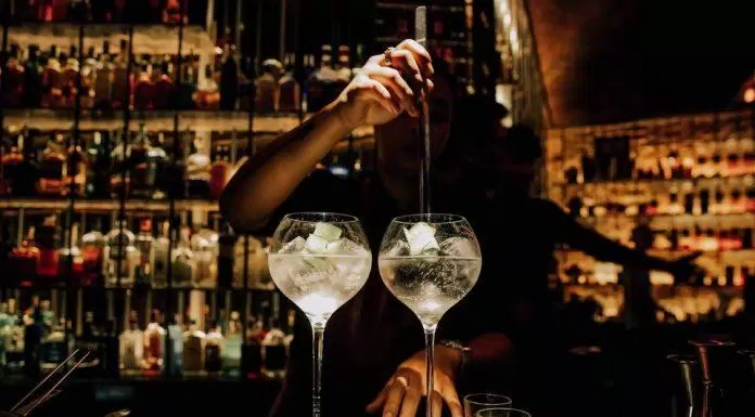 Hé lộ 5 quán bar yên tĩnh giữa trung tâm Sài Gòn Tủ rượu tại Drinking & Healing vô cùng đa dạng cho sự lựa chọn của bạn. (Ảnh: Internet)