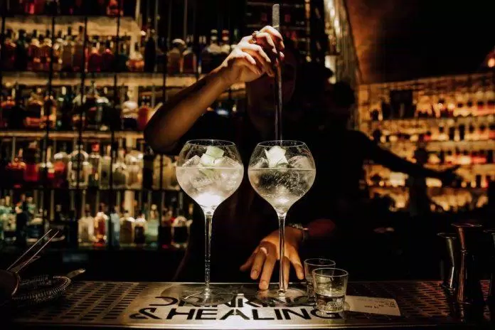 Hé lộ 5 quán bar yên tĩnh giữa trung tâm Sài Gòn Rabbit Hole mở ra với một không gian rộng rãi hòa cùng ánh đèn ấm áp, những mảng tranh sáng tối, và tiếng nhạc êm dịu, nhẹ nhàng mang đến cảm giác bí ẩn và lôi cuốn vô cùng. (Ảnh: Internet)