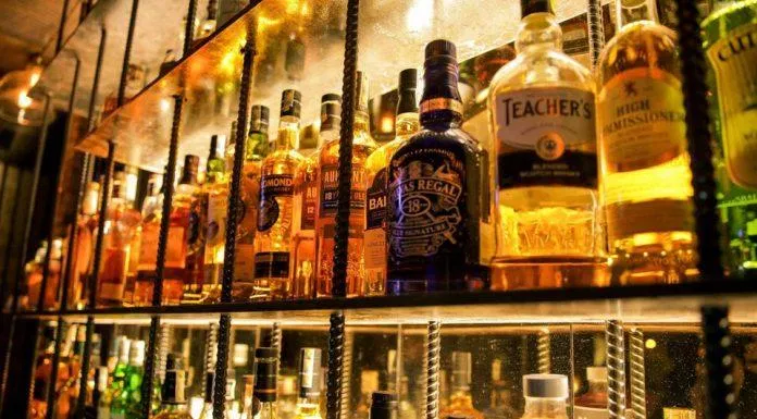 Tủ rượu tại Drinking & Healing vô cùng đa dạng cho sự lựa chọn của bạn. (Ảnh: Internet)