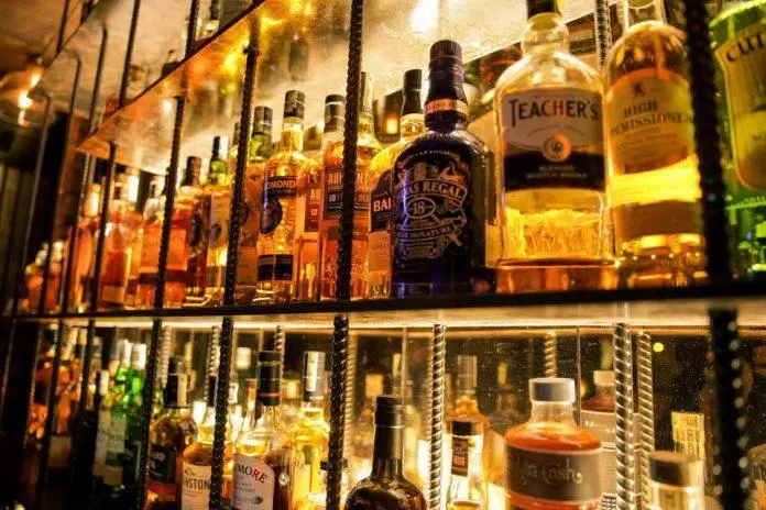 Hé lộ 5 quán bar yên tĩnh giữa trung tâm Sài Gòn Quán mang sắc trầm hoài cổ, đậm chất điện ảnh và chất thơ, thích hợp cho những ai muốn tách biệt khỏi cuộc sống ồn ào, hối hả ngoài kia. (Ảnh: Internet)