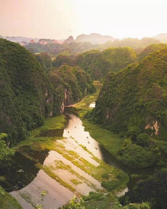 Kinh nghiệm du lịch Ninh Bình từ A tới Z chi tiết và hữu ích nhất ăn uống Bích Động bún chả cẩm nang cẩm nang du lịch chùa Bái Đính Cố đô Hoa Lư Cơm cháy Ninh Bình công nghệ Di chuyển đến Ninh Bình Diện tích Du lịch Du lịch Ninh Bình Đặc sản Ninh Bình đầm Vân Long Đan Viện Châu Sơn Giấy tờ Hà Nội Hang Múa Hồ Chí Minh homestay đẹp khách sạn kinh nghiệm kinh nghiệm du lịch Kinh nghiệm du lịch Ninh Bình Lễ hội lịch sử máy ảnh nem chua Nem chua Yên Mạc Ninh Bình nổi tiếng ô tô quà tặng sản phẩm Secret Garden Tam Cốc thành phố Thành phố Hồ Chí Minh thiết bị thiết bị công nghệ Thịt dê núi Ninh Bình Tổng quan Tràng An trang phục truyền thống Tuyệt tình cốc Vị trí vườn quốc gia Vườn Quốc gia Cúc Phương