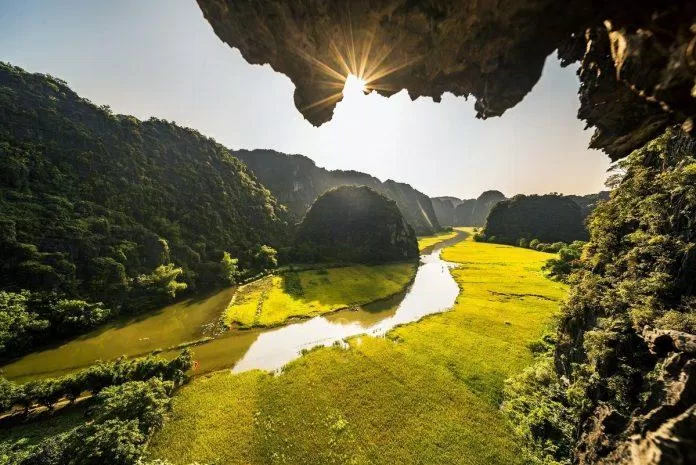 Du lịch Ninh Bình mùa lúa chín - những cánh đồng lúa trải dài tít tắp đẹp ngỡ ngàng. (Nguồn: Internet)