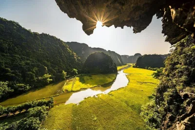 Du lịch Ninh Bình mùa lúa chín - những cánh đồng lúa trải dài tít tắp đẹp ngỡ ngàng. (Nguồn: Internet)