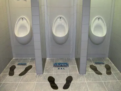 Quảng cáo Durex luôn đánh thẳng vào "điểm nhạy cảm" của các quý ông. (Ảnh: Internet)