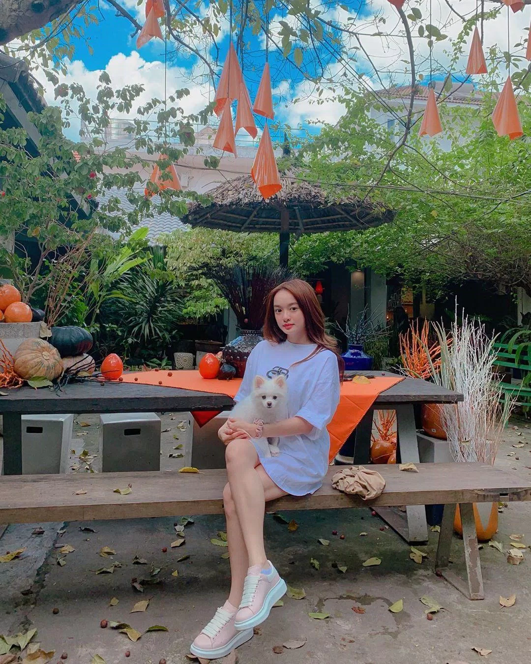 Set đồ áo giấu quần đi cùng giầy sneaker luôn là một option tuyệt vời (Nguồn: Internet)