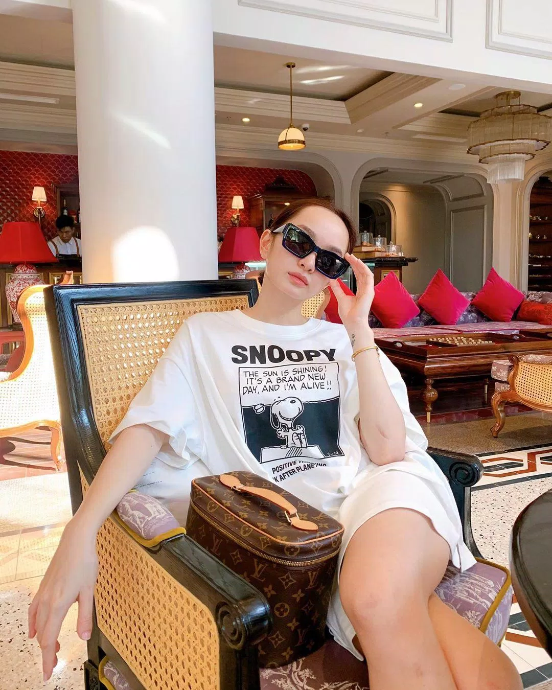 Chỉ cần thêm vào các phụ kiện như mắt kính và túi xách trông bạn sẽ vô cùng sang chảnh (Nguồn: Internet)