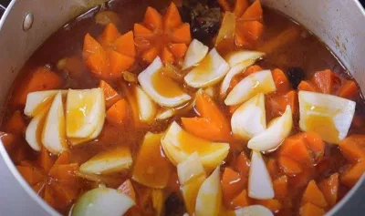 Thêm rượu mai quế lộ, gừng, hoa hồi, quế, cà rốt và hành tây vào hầm chín mềm (Nguồn: Món Ăn Ngon)