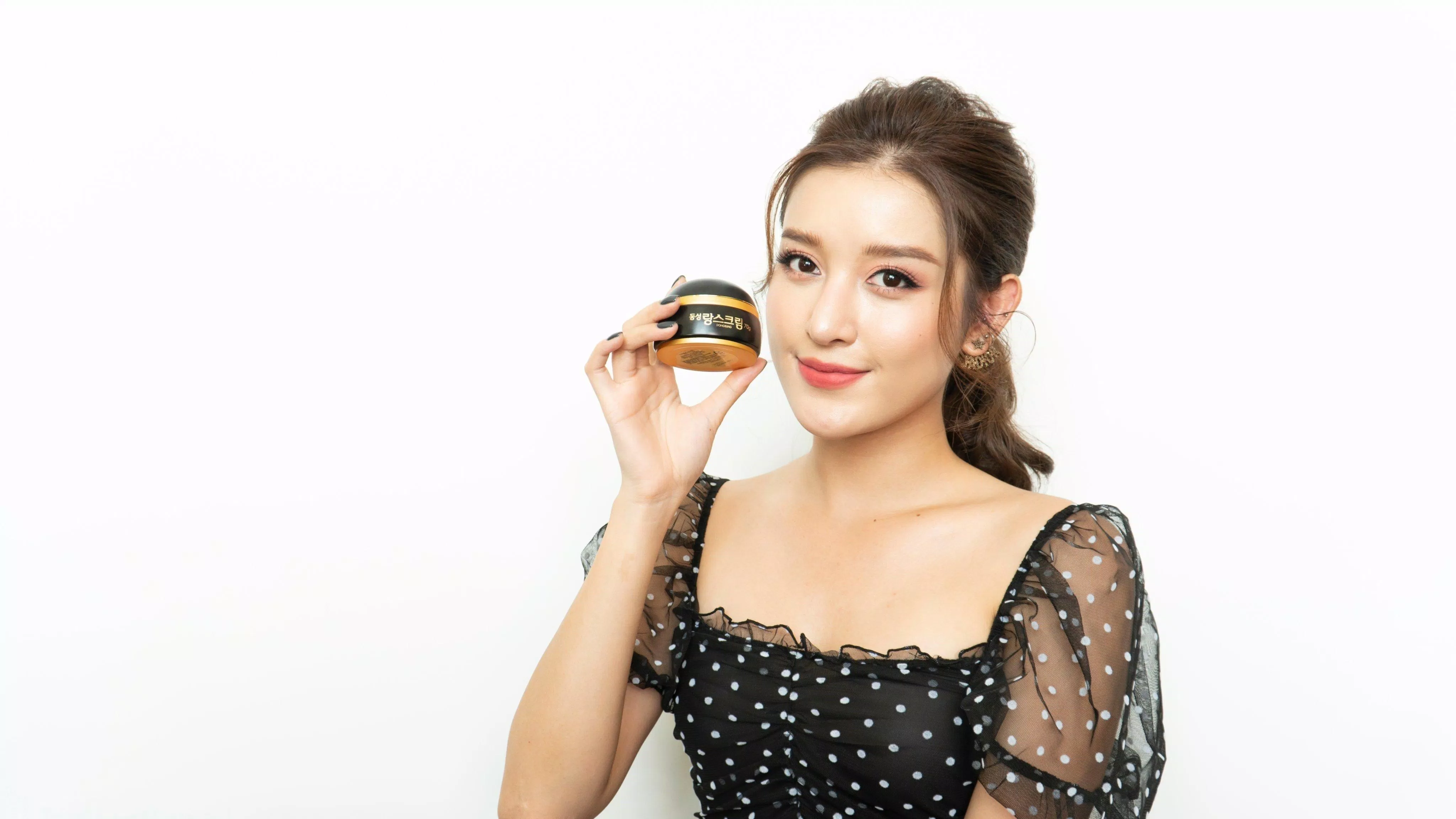 Á hậu Huyền My vô cùng hài lòng về hiệu quả của kem trị nám Dongsung. (Ảnh: Internet)