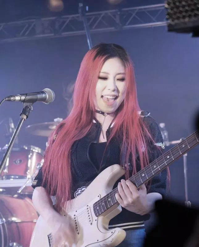 Điểm qua các nữ thần tượng là guitarist xinh đẹp nhất KPOP