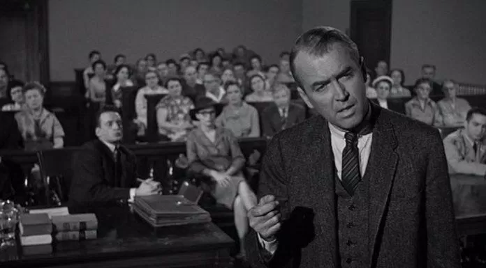 Tài tử gạo cội James Stewart vào vai luật sư Paul Biegler (ảnh: Internet) Tài tử gạo cội James Stewart vào vai luật sư Paul Biegler (ảnh: Internet)