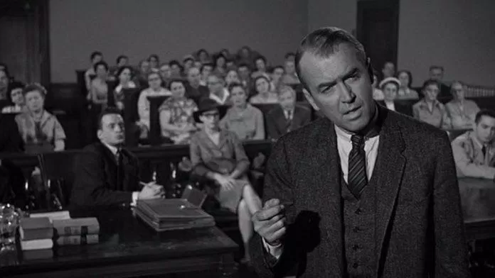 Tài tử gạo cội James Stewart vào vai luật sư Paul Biegler (ảnh: Internet) Tài tử gạo cội James Stewart vào vai luật sư Paul Biegler (ảnh: Internet)